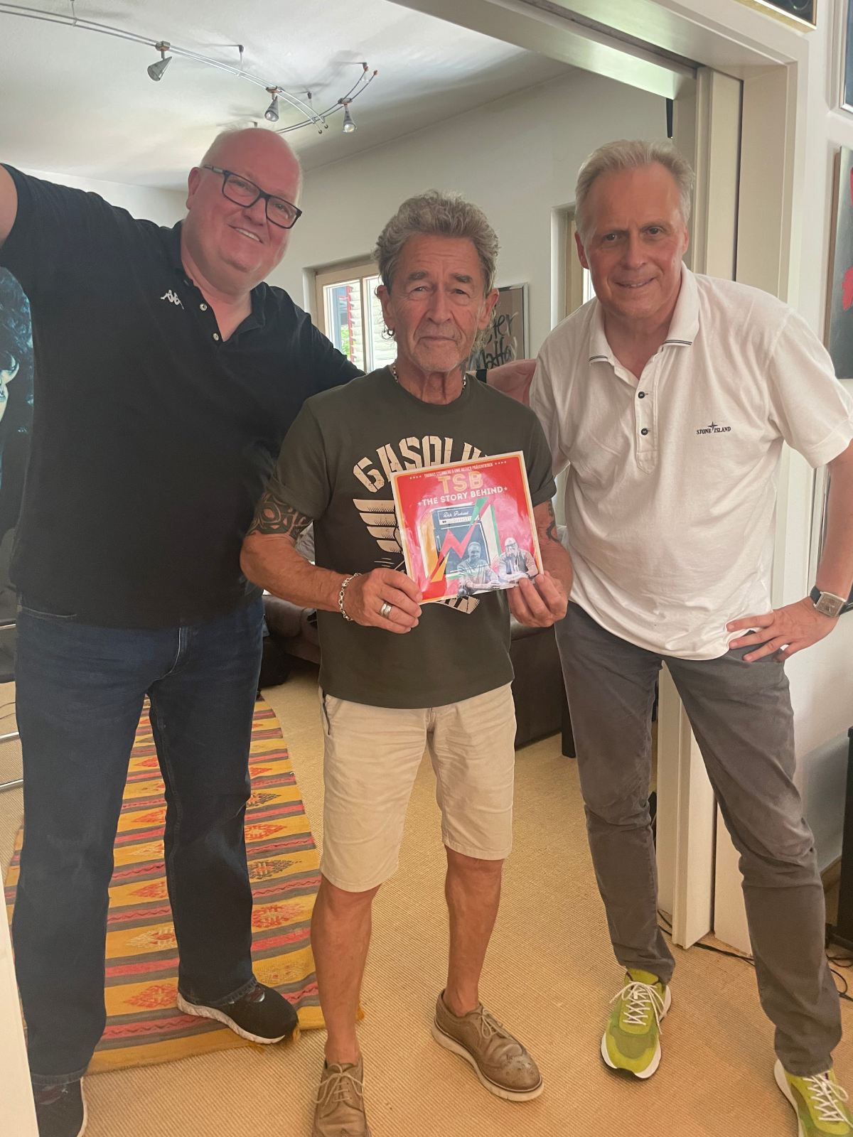 Zwei Männer mit Peter Maffay 