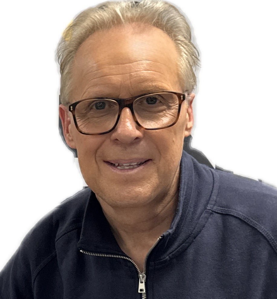 Älterer Mann mit Brille in Portrait-Ansicht